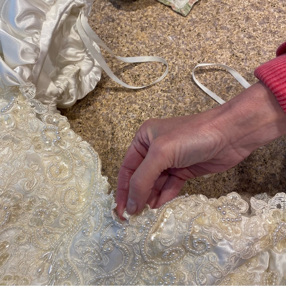 Szu Ling Chen Bridal Gown Beading Long Detachable Train Vintage -Says 12W and 10 - Picture 9 of 17